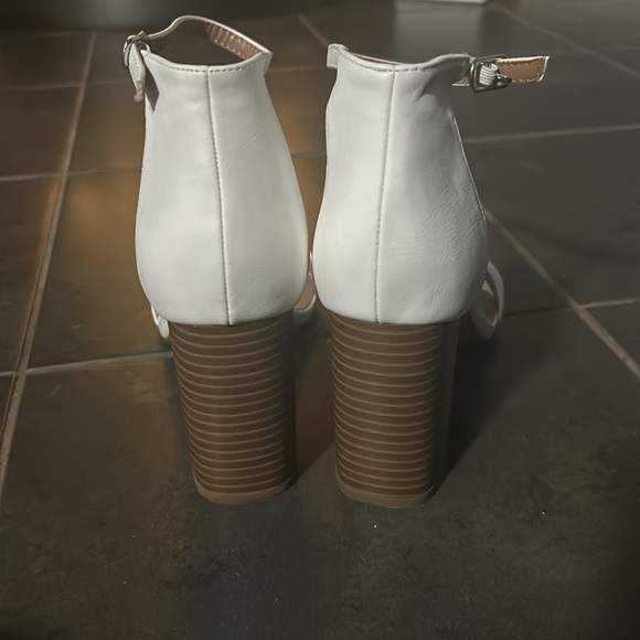 Charlotte Russe white heels size 9 - Picture 3 of 4